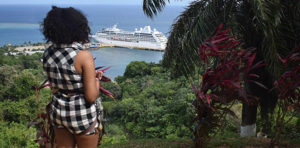 beautiful-women-enjoying-the-spectacular-view-of-roatan